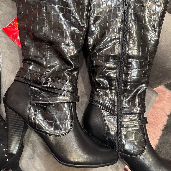 Black heeled high embossed - Picture 1 of 8